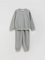 Spodnie i spodenki dla chłopców - Reserved - Komplet oversize - jasnoszary - miniaturka - grafika 1