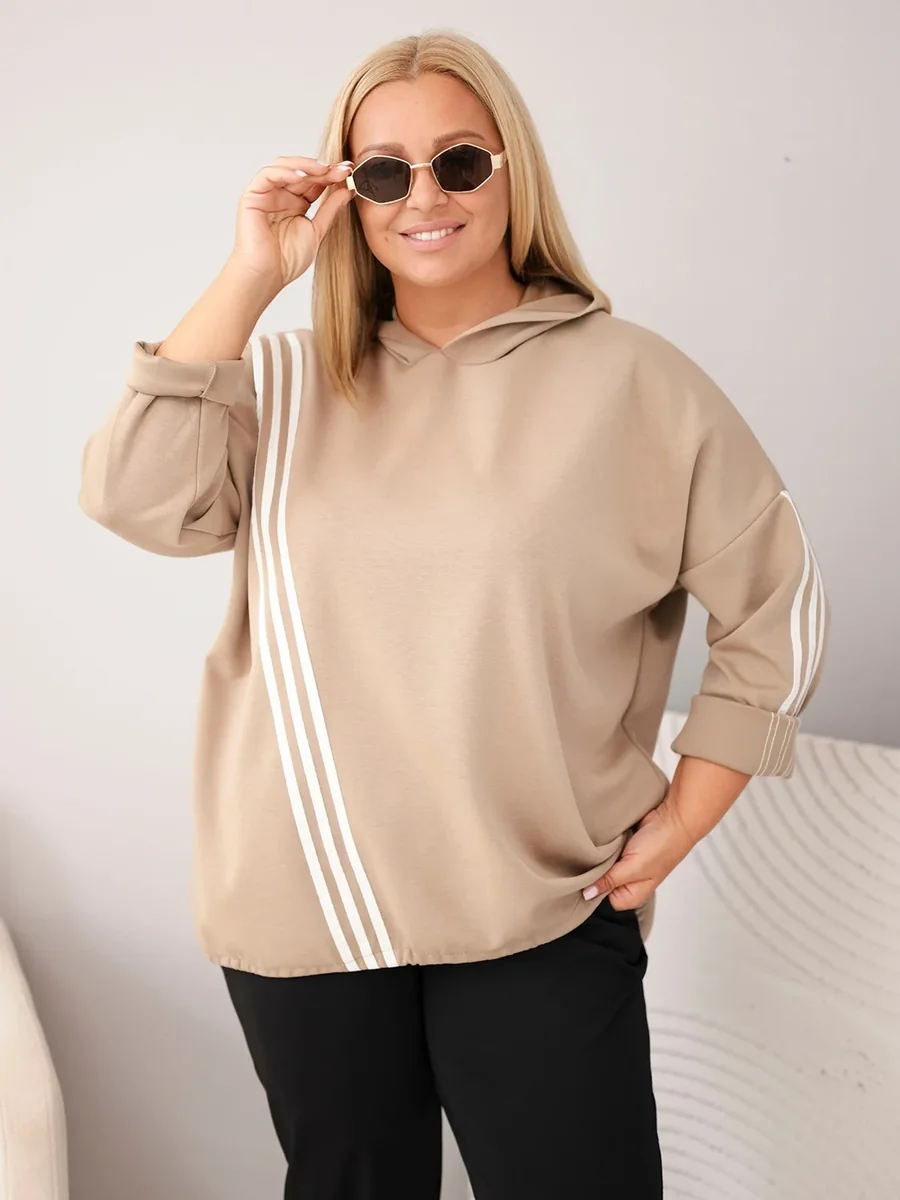 Camelowa bluza damska Plus Size wiskozowa z kapturem i paskami