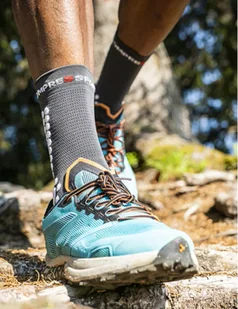 COMPRESSPORT Skarpetki do biegania trailowe ProRacing Socks V4 Trail magent/white - Skarpetki sportowe męskie - miniaturka - grafika 5