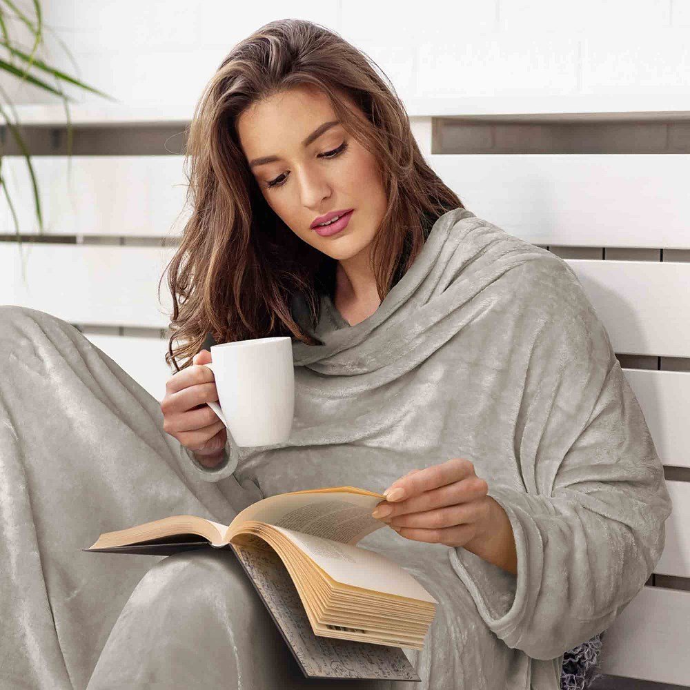 Koc z rękawami TV Bingie 150x180 cm beżowy Spod Igły i Nitki