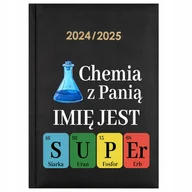 Notesy i bloczki - KALENDARZ NAUCZYCIELSKI 2024/2025 Prezent CHEMIA Z PANIĄ JEST SUPER IMIĘ Wz - miniaturka - grafika 1