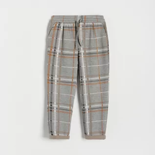 Spodnie i spodenki dla chłopców - Reserved - Dzianinowe spodnie w kratę - Szary - grafika 1
