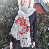 Apaszki i szaliki damskie - Popielaty szalik z haftowanymi ręcznie czerwonymi kwiatami. - miniaturka - grafika 1