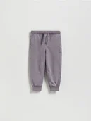 Spodenki dla niemowląt - Reserved - Bawełniane spodnie jogger - fioletowy - miniaturka - grafika 1