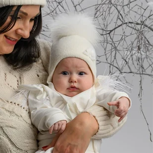 Dziewczęca czapka na zimę ALISENT z pomponem ekri - Czapki dla dzieci - miniaturka - grafika 1