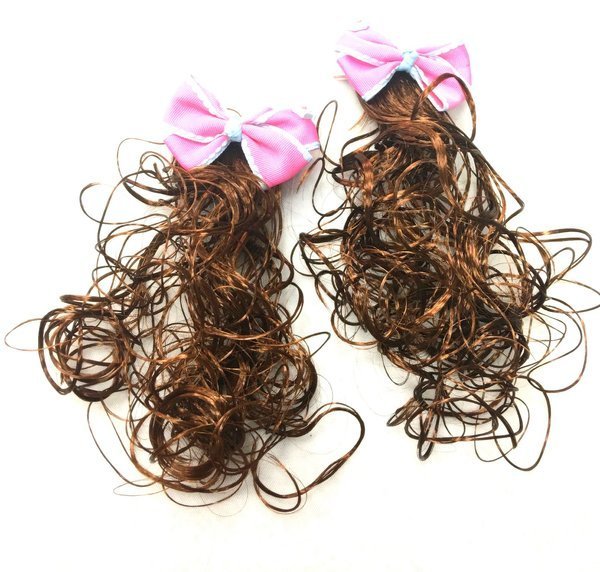 Dwie spinki do włosów z doczepianymi, kręconymi włosami