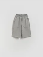 Spodnie i spodenki dla chłopców - Reserved - Bawełniane szorty - jasnoszary - miniaturka - grafika 1