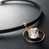 Naszyjniki - Naszyjnik - choker z perłą . - miniaturka - grafika 1