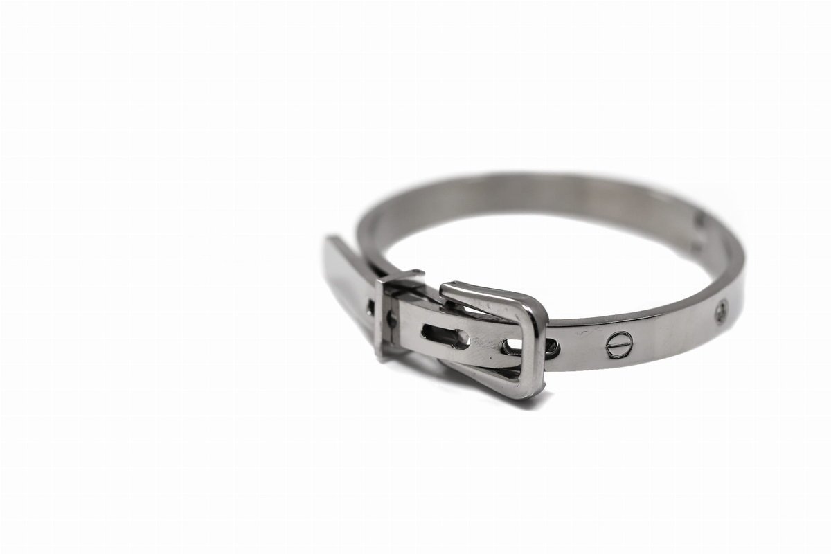 Bransoleta stalowa z klamrą w kolorze srebrnym
