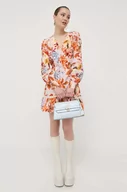 Sukienki - Guess sukienka z domieszką lnu kolor pomarańczowy mini rozkloszowana - miniaturka - grafika 1