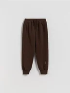 Spodnie i spodenki dla chłopców - Reserved - Dzianinowe joggery - ciemnobrązowy - miniaturka - grafika 1