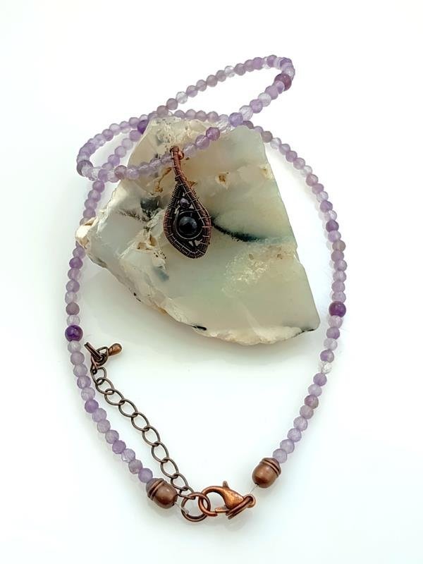 Naszyjnik z ametystem o długości 44 cm plus 5 cm, wisiorek 2.6x1 cm, miedź, waga naszyjnika 8.7 grama, rękodzieło