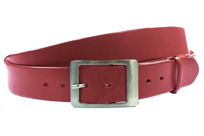 Czerwony skórzany pasek damski 105 cm z klasyczną klamrą marki Orsatti