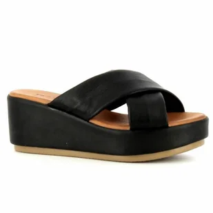 Czarne klapki na koturnie CARINII - Carinii - Klapki i japonki damskie - miniaturka - grafika 1