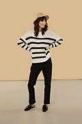 Swetry damskie - Sweter w paski : Kolor - Biały, Rozmiar - XS/S - Bombshe - miniaturka - grafika 1