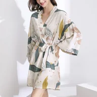 Szlafroki damskie - Szlafrok z motywem kwiatowym - 4 L - miniaturka - grafika 1