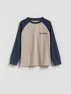 Bluzki dla chłopców - Reserved - Bawełniany longsleeve z nadrukiem - kremowy - miniaturka - grafika 1