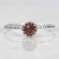 Pierścionki - Minimalistyczny pierścionek Petite z kwarcem truskawkowym w stylu Vintage - miniaturka - grafika 1