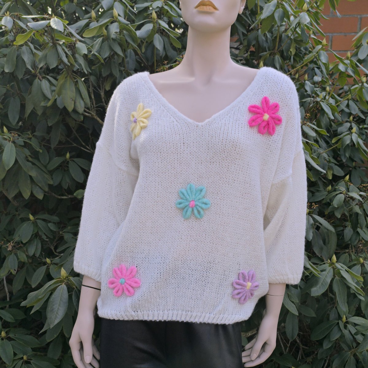 Oversizowy sweterek ecru z haftowanymi kwiatami, rękaw 3/4