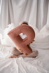 Poduszka dekoracyjna litera, literka, inicjały z imieniem - kolor do wyboru - Kołdry i poduszki dla dzieci Poduszka dekoracyjna litera, literka, inicjały z imieniem - kolor do wyboru - Kołdry i poduszki dla dzieci - miniaturka - grafika 1