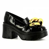 Mokasyny damskie - Czarne lakierowane mokasyny na obcasie z łańcuchem CARINII - Carinii - miniaturka - grafika 1