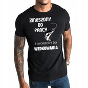 Koszulki męskie - Koszulka męska z nadrukiem ZMUSZONY DO PRACY wędkarz dla wędkarza XXL - miniaturka - grafika 1