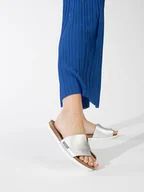 Klapki i japonki damskie - BACKSUN Klapki "Djilo" w kolorze srebrnym - miniaturka - grafika 1