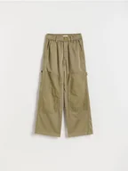 Spodnie i spodenki dla chłopców - Reserved - Spodnie cargo z efektem sprania - ciemnozielony - miniaturka - grafika 1