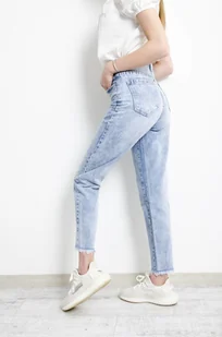 SPODNIE JEANSOWE MOM FIT Z SZARPANIEM NA DOLE NOGAWKI - Olika - Spodnie damskie - miniaturka - grafika 1