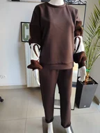 Dresy damskie - Masełkowy dres z dzianinowymi rękawami - czekoladowy One size - miniaturka - grafika 1