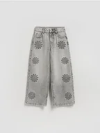 Spodnie i spodenki dla dziewczynek - Reserved - Jeansy wide leg z haftem - szary - miniaturka - grafika 1