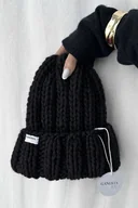Czapki damskie - Gruba wełniana czapka czarna beanie 100% wełna handmade - miniaturka - grafika 1