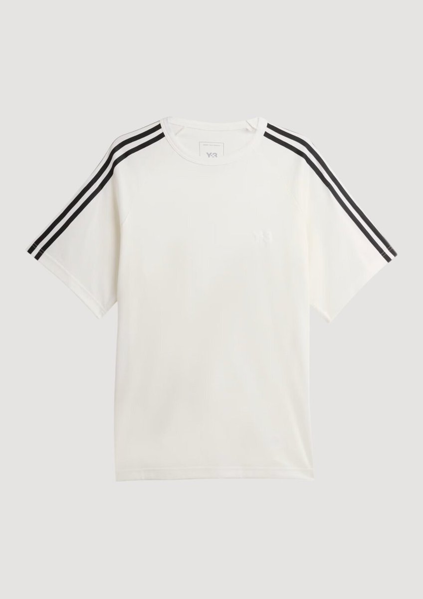 Y-3 Semplice e complessa, la Y-3 Short Sleeve Tee 3 strisce è un capo d'abbigliamento quotidiano che affonda le sue radici nel patrimonio sportivo. ..
