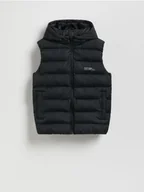 Kurtki i płaszcze dla chłopców - Reserved - Pikowana kamizelka z kapturem - czarny - miniaturka - grafika 1