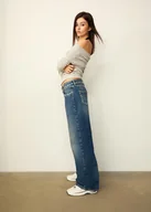 Spodnie damskie - Stradivarius Jeansy baggy z ćwiekami ŚREDNIOJASNY NIEBIESKI DENIM 38 - miniaturka - grafika 1