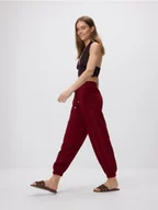Spodnie damskie - Reserved - Spodnie jogger z wiskozą - bordowy - miniaturka - grafika 1