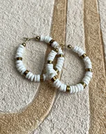 Kolczyki - Biało-złote kolczyki koła z muszli - miniaturka - grafika 1