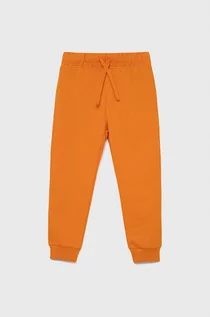 Spodnie i spodenki dla chłopców - Benetton United Colors of United Colors of spodnie bawełniane dziecięce kolor pomarańczowy z nadrukiem - grafika 1