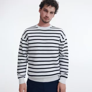 Swetry męskie - Reserved Bawełniany sweter w paski - Biały - grafika 1