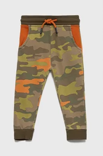 Spodnie i spodenki dla chłopców - Guess Spodnie bawełniane dziecięce kolor zielony wzorzyste - grafika 1