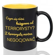 Kubki - Kubek Czarny Wnętrze Żółte CZYM RÓŻNI SIĘ KSIĘGOWA OD TERRORYSTY? Wzory - miniaturka - grafika 1