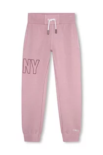 Spodnie i spodenki dla dziewczynek - Dkny spodnie dresowe bawełniane dziecięce kolor fioletowy z nadrukiem - DKNY - grafika 1