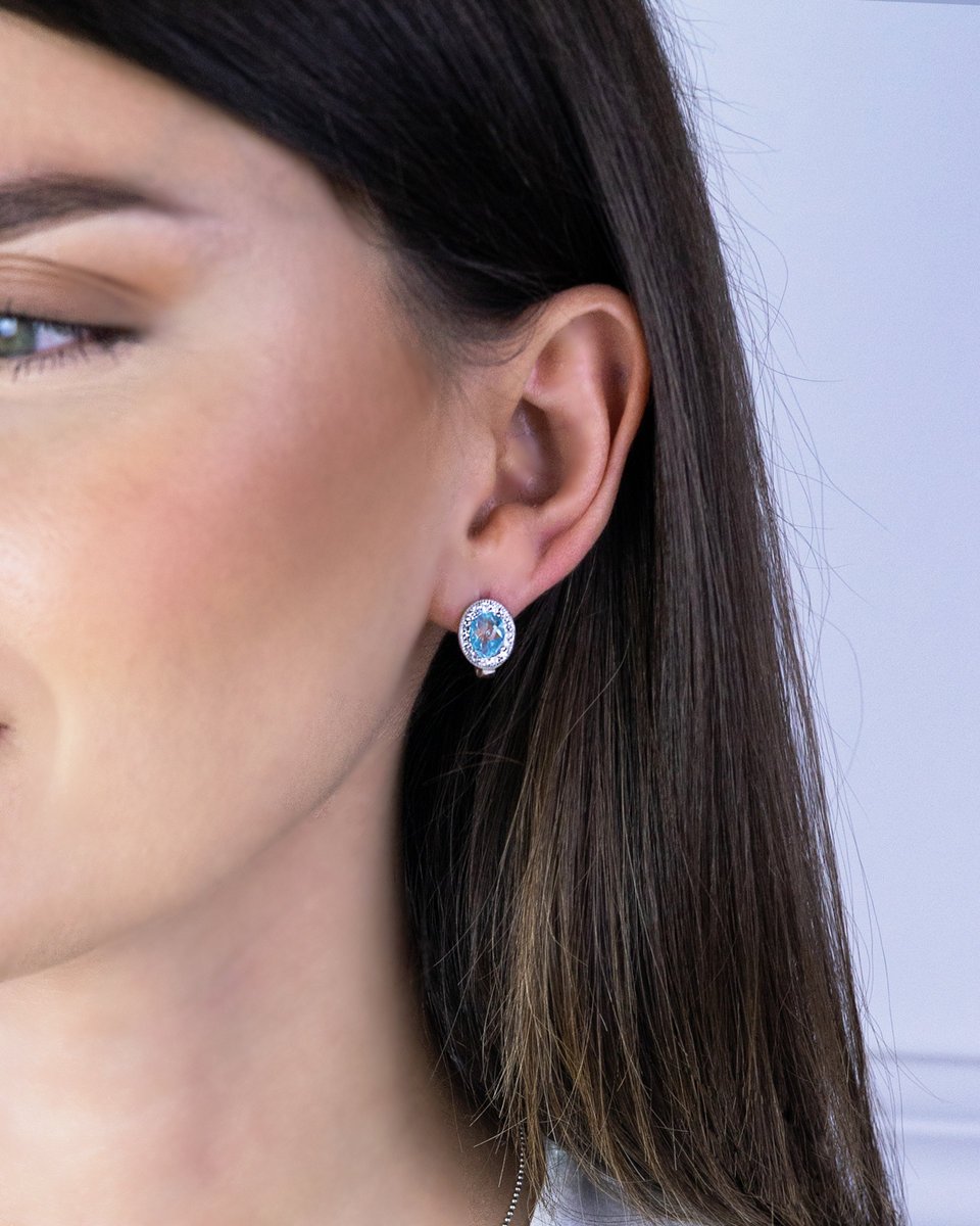 Komplet srebrny ozdobiony niebieskim topazem i cyrkoniami - kolczyki z zawieszką