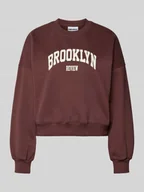 Bluzy sportowe damskie - Bluza z nadrukiem z logo i okrągłym dekoltem - miniaturka - grafika 1