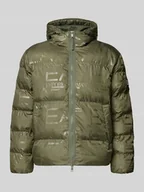 Kurtki męskie - Kurtka pikowana o kroju regular fit z nadrukiem logo na całej powierzchni model ‘MOUNTAIN’ - miniaturka - grafika 1