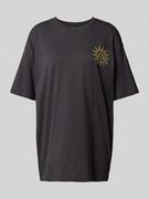 Koszulki i topy damskie - T-shirt o kroju oversized z nadrukiem z logo model ‘LIVA’ - miniaturka - grafika 1