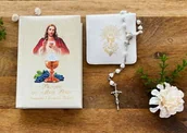 Różańce - Zestaw komunijny - biały różaniec serduszka w etui i modlitewnik - miniaturka - grafika 1