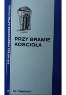 Religia i religioznawstwo - Przy bramie kościoła - miniaturka - grafika 1