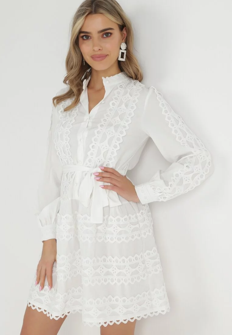 Biała Sukienka Koszulowa z Wiązanym Paskiem i Ażurowymi Taśmami Dimi -  Born2be - Ceny i opinie na 