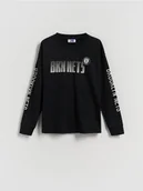Bluzki dla chłopców - Reserved - Bawełniany longsleeve z nadrukiem NBA - czarny - miniaturka - grafika 1